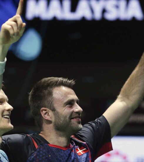 Anders Antonsen (trái) và HLV Joachim Persson ăn mừng chức vô địch Giải Super 1000 Malaysia Open 2024. Ảnh: DR