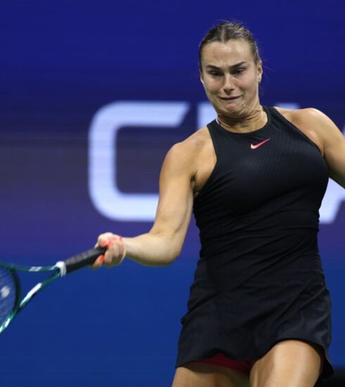 Sabalenka đánh thuận tay trong trận bán kết với Navarro, trên sân Arthur Ashe, New York hôm 6/9. Ảnh: Reuters