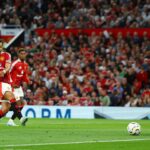 Bruno Fernandes hỏng ăn khi đối mặt thủ môn Leno ở phút 29 trận Man Utd thắng Fulham 1-0 thuộc vòng 1 Ngoại hạng Anh ngày 16/8. Ảnh: Reuters