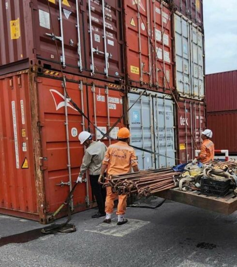 Công nhân Cảng Tân Vũ (Hải Phòng) buộc chèn lót contariner, sáng 6/9. Ảnh: Bảo Minh