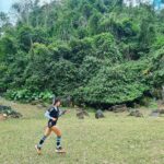 Một runner chạy trên đoạn đường cỏ trong một buổi chạy trail. Ảnh: A Dứa