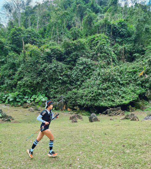 Một runner chạy trên đoạn đường cỏ trong một buổi chạy trail. Ảnh: A Dứa