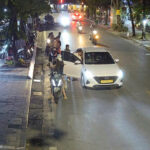 Một số bạn trẻ dừng lại trước điểm lắp camera giao thông trên phố Triệu Quốc Đạt, phường Hàng Bông, quận Hoàn Kiếm để check-in, 23h ngày 5/9/2024. Ảnh: Thanh Nga