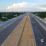 Các phương tiện di chuyển trên đại lộ Vinh - Cửa Lò. Ảnh: Đức Hùng