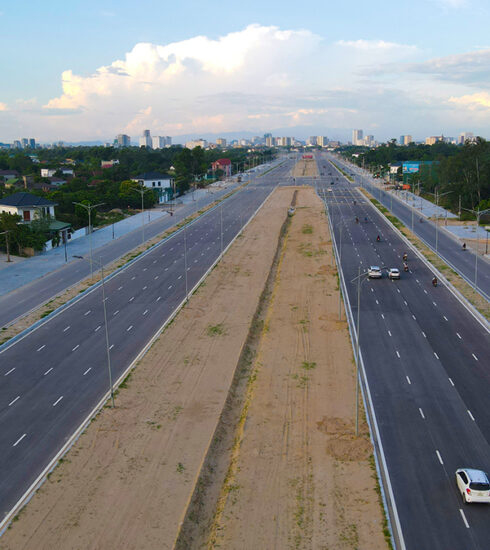 Các phương tiện di chuyển trên đại lộ Vinh - Cửa Lò. Ảnh: Đức Hùng