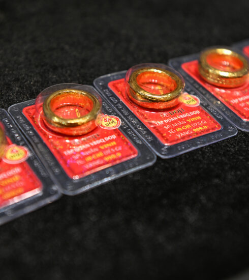 Vàng nhẫn trơn loại 1 lượng được bày bán tại một thương hiệu. Ảnh: Giang Huy