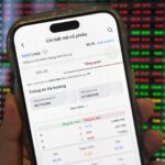 Nhà đầu tư đang theo dõi diễn biến cổ phiếu Hoàng Anh Gia Lai, ngày 8/8. Ảnh: Tất Đạt