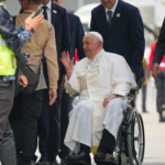 Giáo hoàng (giữa) tại sân bay quốc tế ở Jakarta trước khi rời Indonesia hôm 6/9. Ảnh: AFP