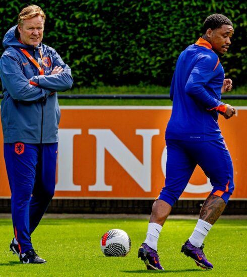 HLV Ronald Koeman và tiền đạo Steven Bergwijn trong một buổi tập ở tuyển Hà Lan. Ảnh: AD.nl