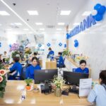 Khách hàng giao dịch tại Eximbank. Ảnh: Eximbank