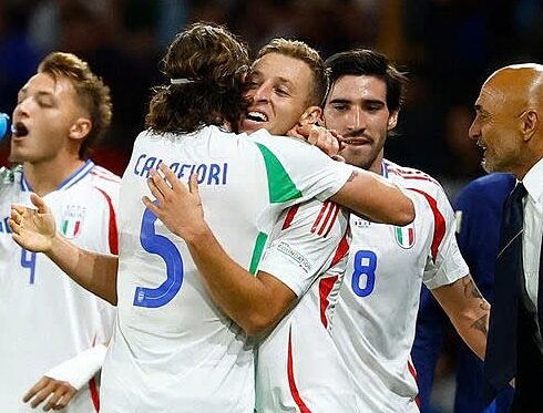 Davide Frattesi ôm Calafiori mừng bàn nâng tỷ số lên 2-1 cho Italy. Ảnh: Reuters