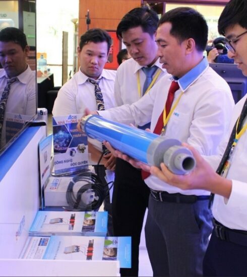 Kỹ sư Lê Trung Hiếu (giữa) giới thiệu sản phẩm xử lý cáu cặn trên ống nước ở một triển lãm tại TP HCM năm 2020. Ảnh: NVCC