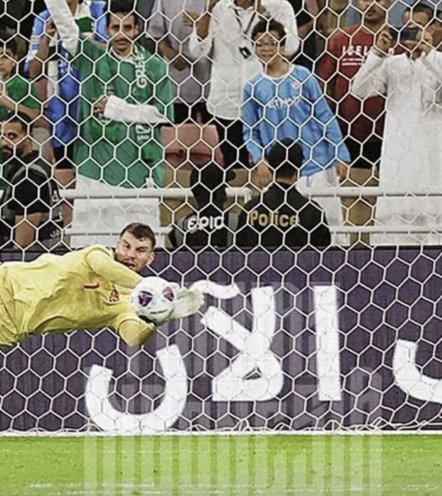 Maarten Paes cản phá cú đá phạt đền của Salem Al Dawsari, trong trận Indonesia hòa Arab Saudi 1-1, ở lượt ra quân bảng C vòng loại ba World Cup 2026. Ảnh: PSSI