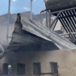 Mái tôn phòng bếp bị thổi tung sau vụ nổ. Ảnh: Hùng Lê