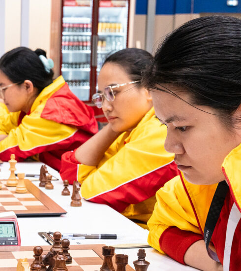 PPhamj Lê Thảo Nguyên, Lương Phương Hạnh và Bạch Ngọc Thùy Dương (từ phải sang) trong trận gặp Ireland ở vòng hai bảng Nữ Olympiad cờ vua tại Budapest, Hungary ngày 12/9/2024. Ảnh: FIDE