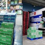 Nhân viên Vinamilk khẩn trương bốc xếp sữa tươi, nước uống chuyển lên xe đưa đến người dân, trẻ em vùng bão lũ. Ảnh: Vi Nam