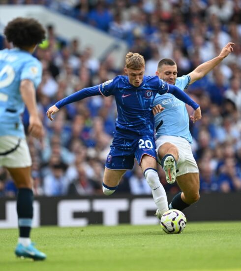 Palmer (áo xanh đậm) chơi trận Chelsea 0-2 Man City ở vòng một Ngoại hạng Anh hôm 18/8. Ảnh: CFC