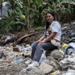 Bà Gina Fabiano, 43 tuổi, trở thành người giúp việc tại Ả Rập Xê Út vì bà hầu như không kiếm đủ tiền khi làm công việc dọn rác ở San Isidro, tỉnh Rizal, Philippines.]