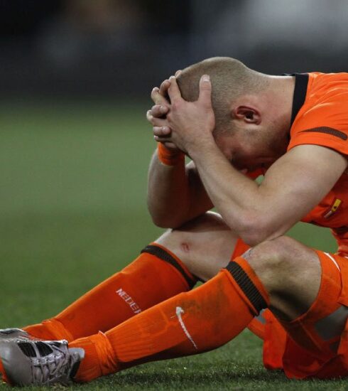 Sneijder thất vọng khi Hà Lan thua Tây Ban Nha 0-1 trong trận chung kết World Cup 2010. Ảnh: AP