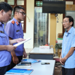 Cơ quan điều tra VKS tống đạt quyết định khởi tố với bị can Hùng. Ảnh: Phạm Phương