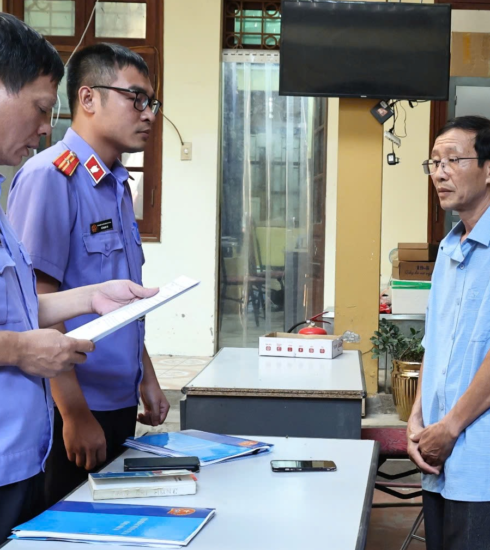 Cơ quan điều tra VKS tống đạt quyết định khởi tố với bị can Hùng. Ảnh: Phạm Phương