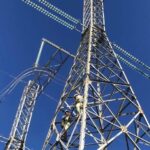 Công nhân truyền tải điện đang sửa chữa trên lưới. Ảnh: Hoài Thu.