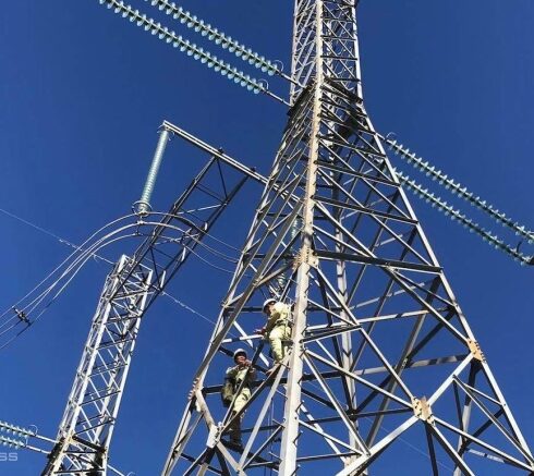 Công nhân truyền tải điện đang sửa chữa trên lưới. Ảnh: Hoài Thu.