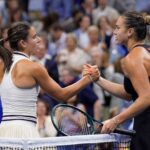 Sabalenka bắt tay Navarro sau trận bán kết Mỹ Mở rộng, trên sân Arthur Ashe tối 7/9. Ảnh: Reuters
