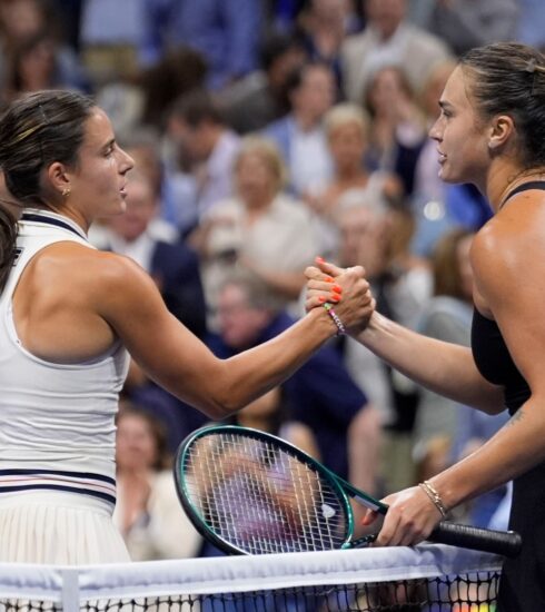 Sabalenka bắt tay Navarro sau trận bán kết Mỹ Mở rộng, trên sân Arthur Ashe tối 7/9. Ảnh: Reuters