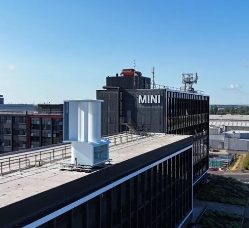 Hệ thống turbine gió không cánh quạt ở rìa nóc nhà máy của BMW. Ảnh: BMW