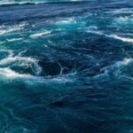 Xoáy nước trên biển là dạng xoáy nước nguy hiểm nhất. Ảnh: iStock