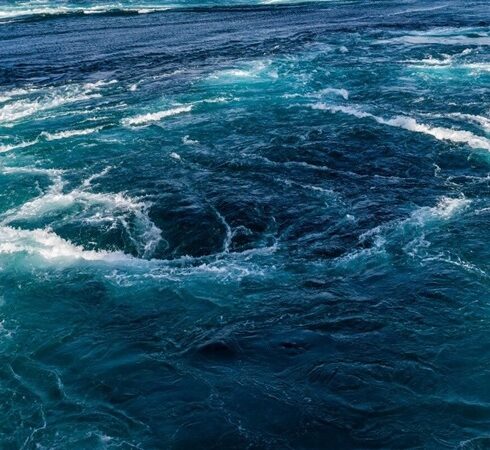 Xoáy nước trên biển là dạng xoáy nước nguy hiểm nhất. Ảnh: iStock