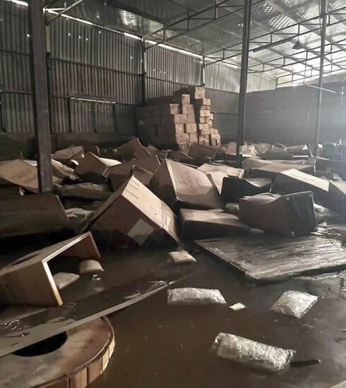 Một xưởng nội thất rộng hơn 400 m2 ở Long Biên, Hà Nội bị ngập nước, sáng 12/9. Ảnh: NVCC