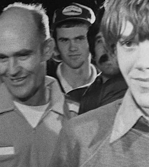 Steven Stayner (phải) trong ngày đoàn tụ cùng gia đình, Cary Stayner đội mũ đứng phía sau. Ảnh: Hulu