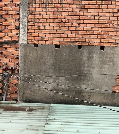 Hiện trạng bức tường và không gian tranh chấp giữa hai bên. Ảnh: Đương sự cung cấp