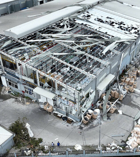 Nhà xưởng của Công ty Jinka ở khu công nghiệp Đồ Sơn, Hải Phòng bị hư hỏng nặng sau bão ngày 9/9. Ảnh: Lê Tân