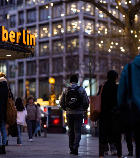 Mọi người đi bộ tại phố mua sắm Kurfuerstendamm ở Berlin ngày 18/12/2023. Ảnh: Reuters