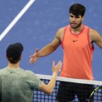 Alcaraz (phải) bắt tay Sinner sau trận chung kết Trung Quốc Mở rộng, trên sân Capital Group Diamond, Bắc Kinh hôm 2/10. Ảnh: Reuters