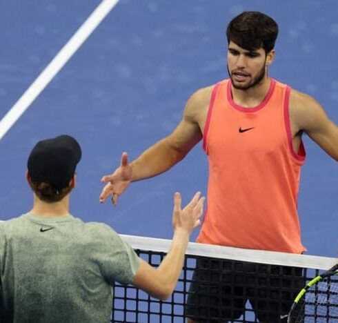 Alcaraz (phải) bắt tay Sinner sau trận chung kết Trung Quốc Mở rộng, trên sân Capital Group Diamond, Bắc Kinh hôm 2/10. Ảnh: Reuters