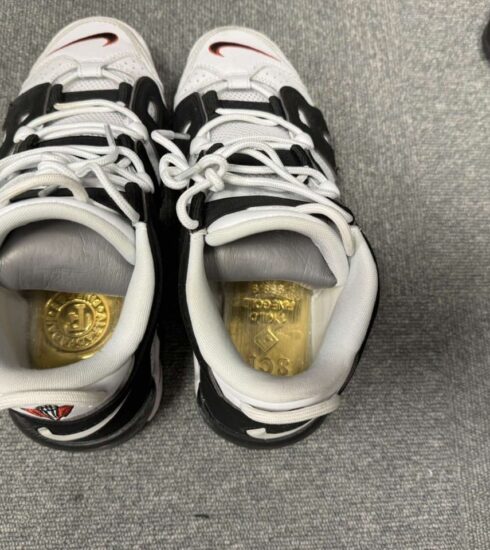 Hai thỏi vàng được hành khách Hong Kong giấu trong đế giày. Ảnh: Công an cung cấp