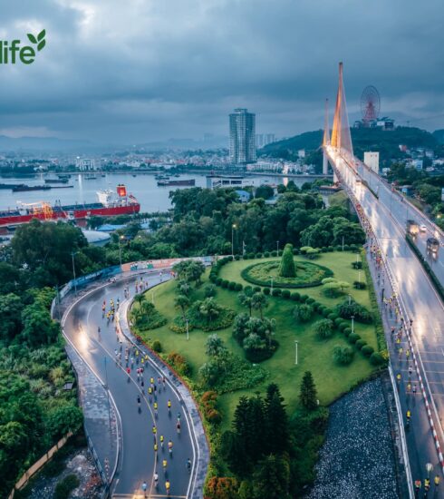 Runner leo dốc cầu Bãi Cháy tại VM Hạ Long 2023. Ảnh: Herbalife