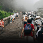 Khách du lịch đến núi núi Thái Sơn, tỉnh Sơn Đông, Trung Quốc, ngày 25/7. Ảnh: VCG