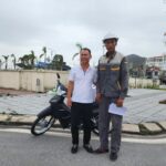 Anh Hoàng Ngô Quý (áo xám) nhận chiếc xe máy mới từ anh Lê Văn Quân (áo trắng) tại thành phố Cẩm Phả, tỉnh Quảng Ninh, sáng 23/9. Ảnh: Người Quảng Ninh