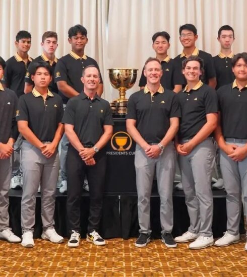 Khánh Hưng và Anh Minh (thứ hai, thứ ba từ phải sang hàng sau) trong đội hình tuyển trẻ Quốc tế dự Junior Presidents Cup 2024 tại Canada. Ảnh: Thanh Sơn