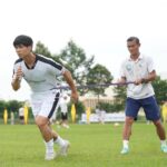 Công Phượng (trái) tập luyện ở CLB Bình Phước.