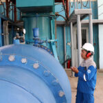 Công nhân kiểm tra hệ thống cấp nước ở nhà máy Tân Hiệp. Ảnh: Hương Hà