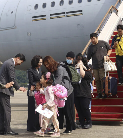 Công dân Hàn Quốc được sơ tán từ Lebanon tại sân bay ở phía nam thủ đô Seoul ngày 5/10. Ảnh: AP