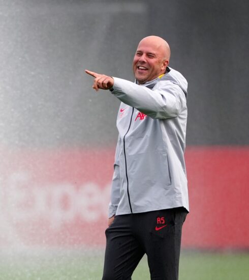 HLV Slot trên sân tập của Liverpool. Ảnh: AFP.