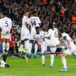 Camavinga (số 6) để bóng chạm tay trong vòng cấm, dẫn đến quả phạt đền khiến Real thua Lille ở lượt hai Champions League trên sân Pierre Mauroy, Pháp ngày 2/10. Ảnh: AS