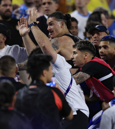 Tiền đạo Uruguay Darwin Nunez lao lên khán đài, đánh nhau với CĐV Colombia sau trận bán kết Copa America 2024 sáng 7/10. Ảnh: AFP